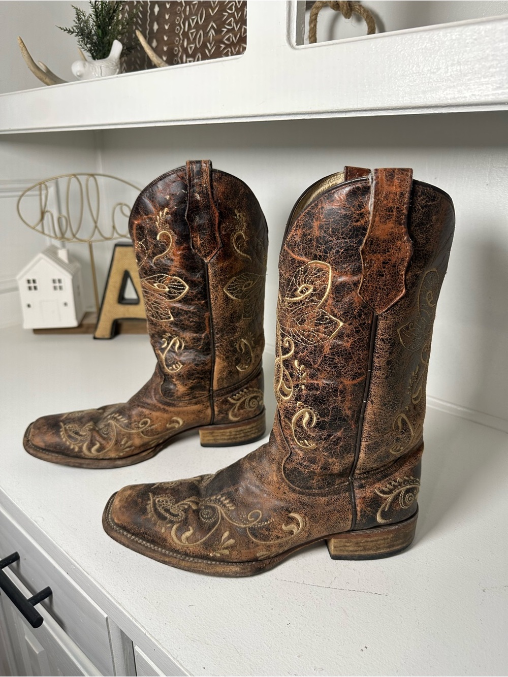 Circle G by Corral Women’s 10 Distressed Brown Embroidered Cowboy Boots Western